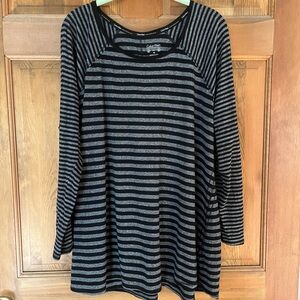 Calvin Klein Performance Size 1X Woman’s Long Roll Tab Sleeve Athletic Top Black